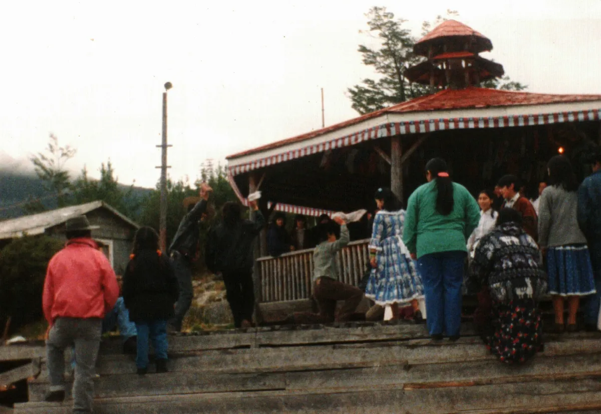 18 de Septiembre en Pla. Armas — Caleta Tortel — 1992 | Chile de Ayer