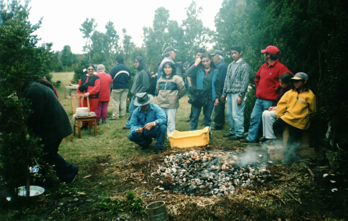 Curanto al hoyo en Gira de capacitacion tecnica en Chiloé — Chiloé — 2000 | Chile de Ayer