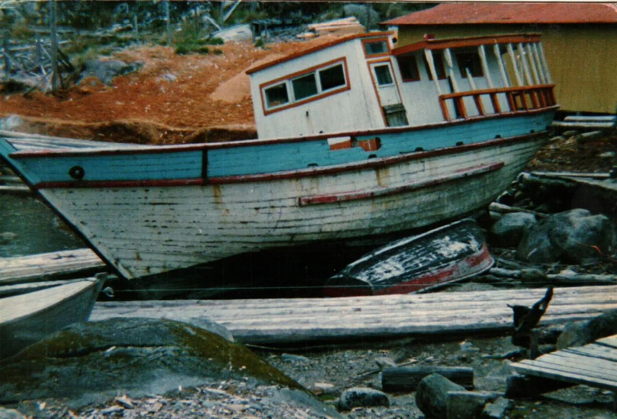 Embarcacion Ventisquero — Caleta Tortel — aprox. 1981 | Chile de Ayer