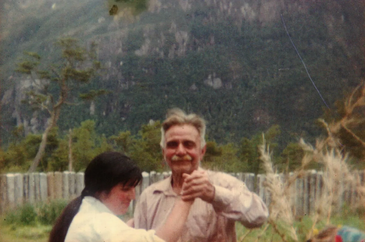 Baile En La Brisca — Caleta Tortel — 2000 | Chile de Ayer