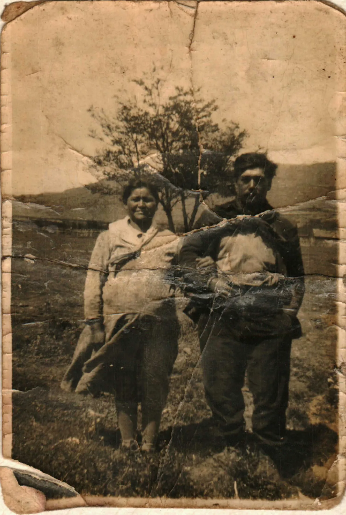 Matrimonio joven de colonos en decada del 40 — aprox. 2001 | Chile de Ayer