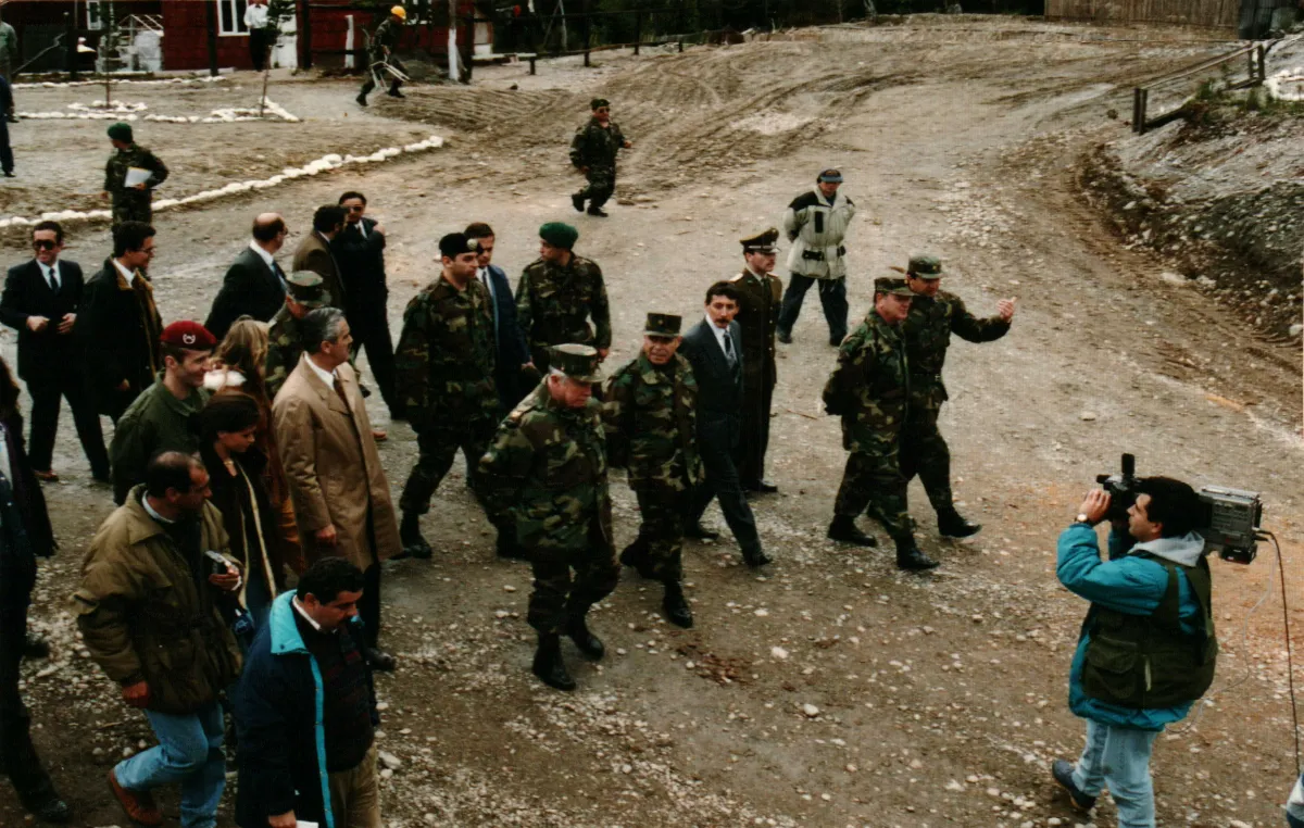 Visita de Gral Pinochet a Puerto Yungay — Puerto Yungay — aprox. 1998 | Chile de Ayer