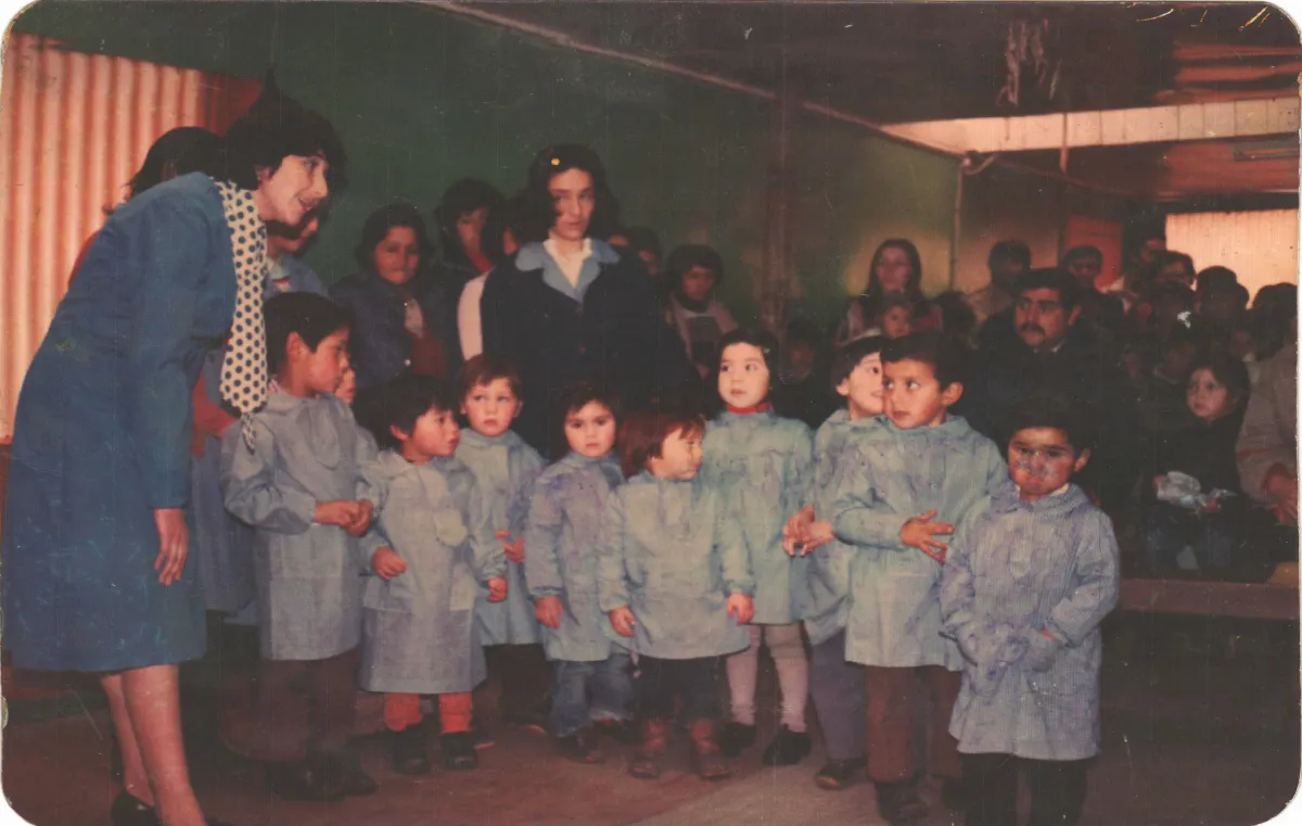 Jardín infantil — Caleta Tortel — aprox. 1984 | Chile de Ayer
