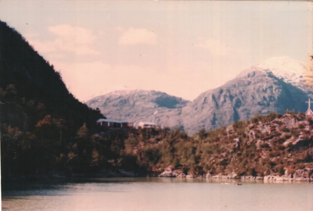 Viviendas fiscales y faro — Caleta Tortel — 1981 | Chile de Ayer