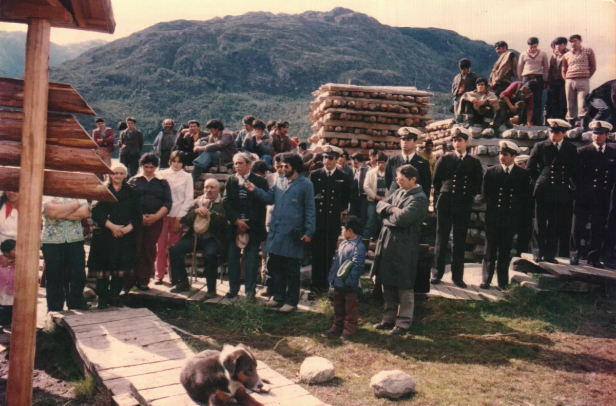 Inauguración de monolito de la armada — Caleta Tortel — aprox. 1984 | Chile de Ayer