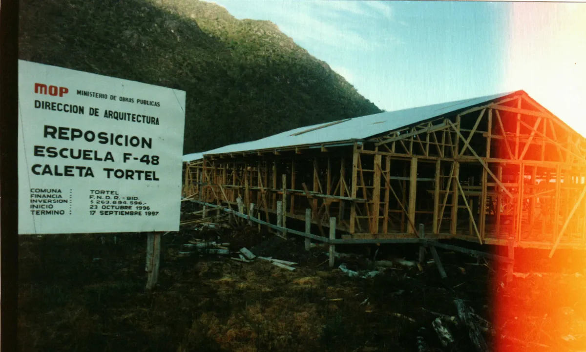 Construcción de la escuela Luis Bravo Bravo — Caleta Tortel — 1997 | Chile de Ayer