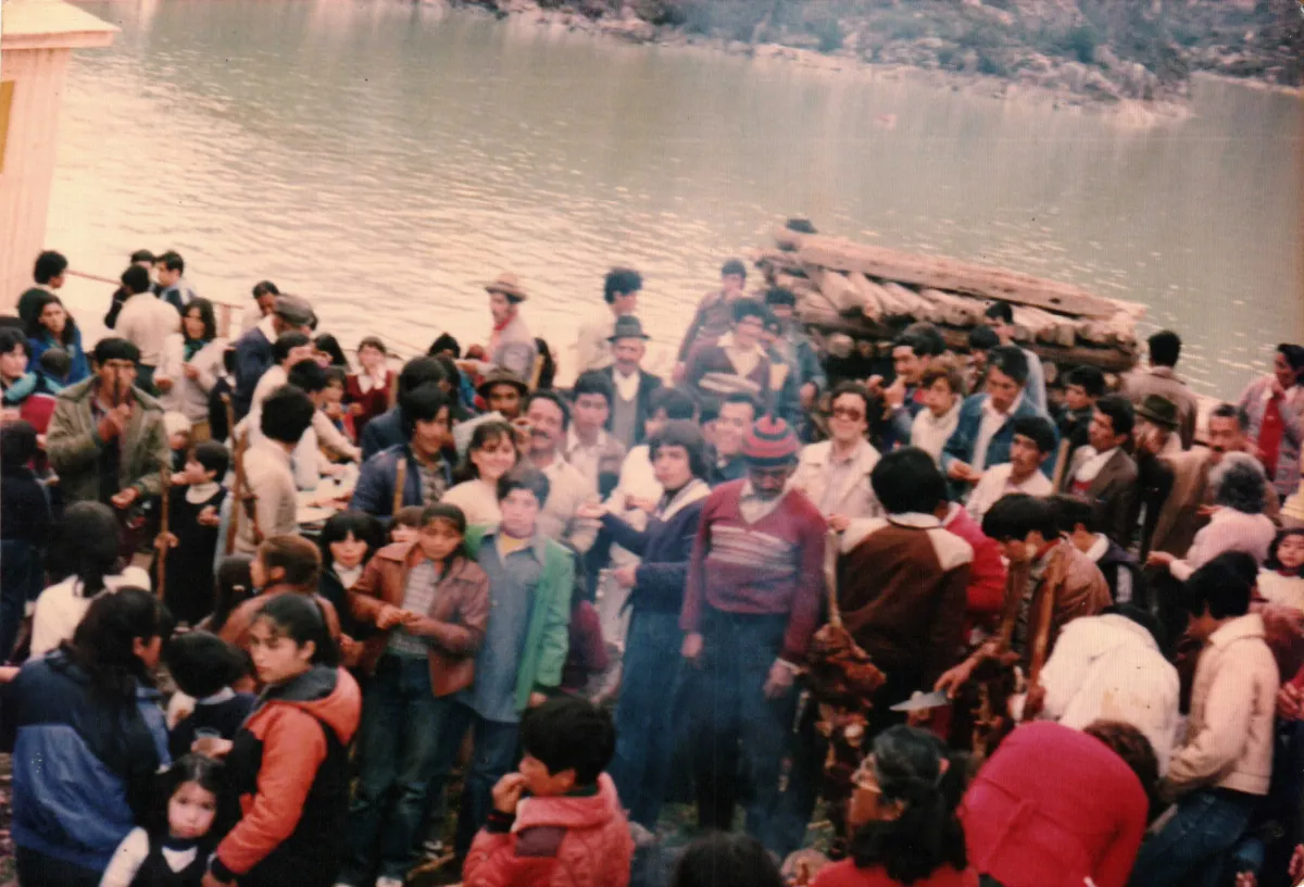 Asado comunitario — Caleta Tortel — 1982 | Chile de Ayer