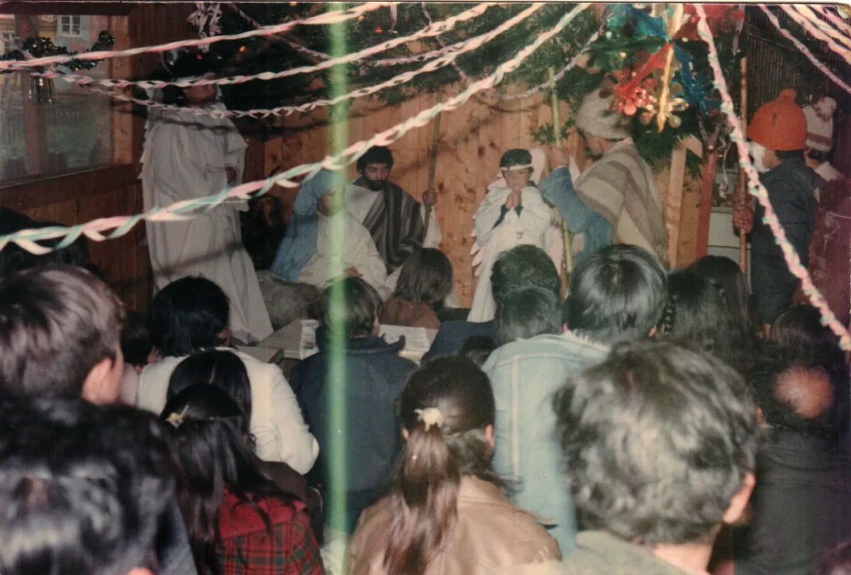 Pesebre en la casa de la comunidad — Caleta Tortel — aprox. 1983 | Chile de Ayer