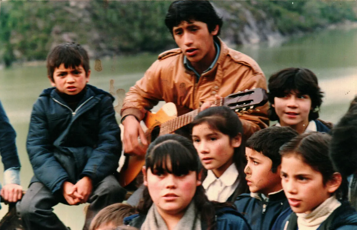 Coro escolar — Caleta Tortel — 1985 | Chile de Ayer