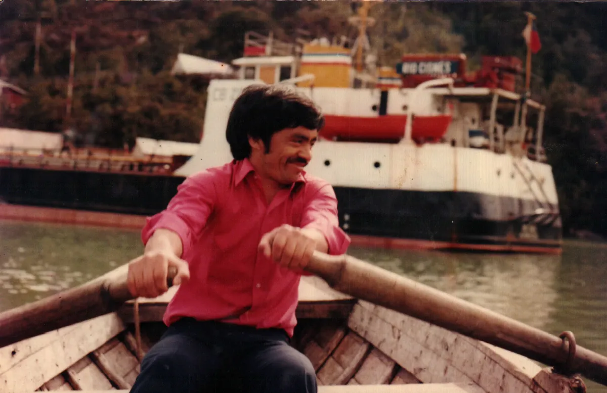 Barcasa Rio Cisnes — Caleta Tortel — 1982 | Chile de Ayer