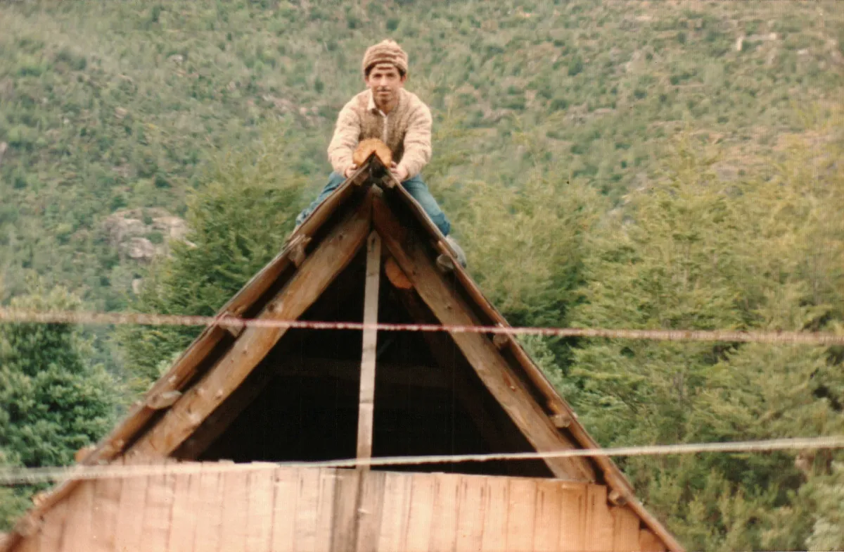 Construyendo iglesia evangelica — Caleta Tortel — 1988 | Chile de Ayer