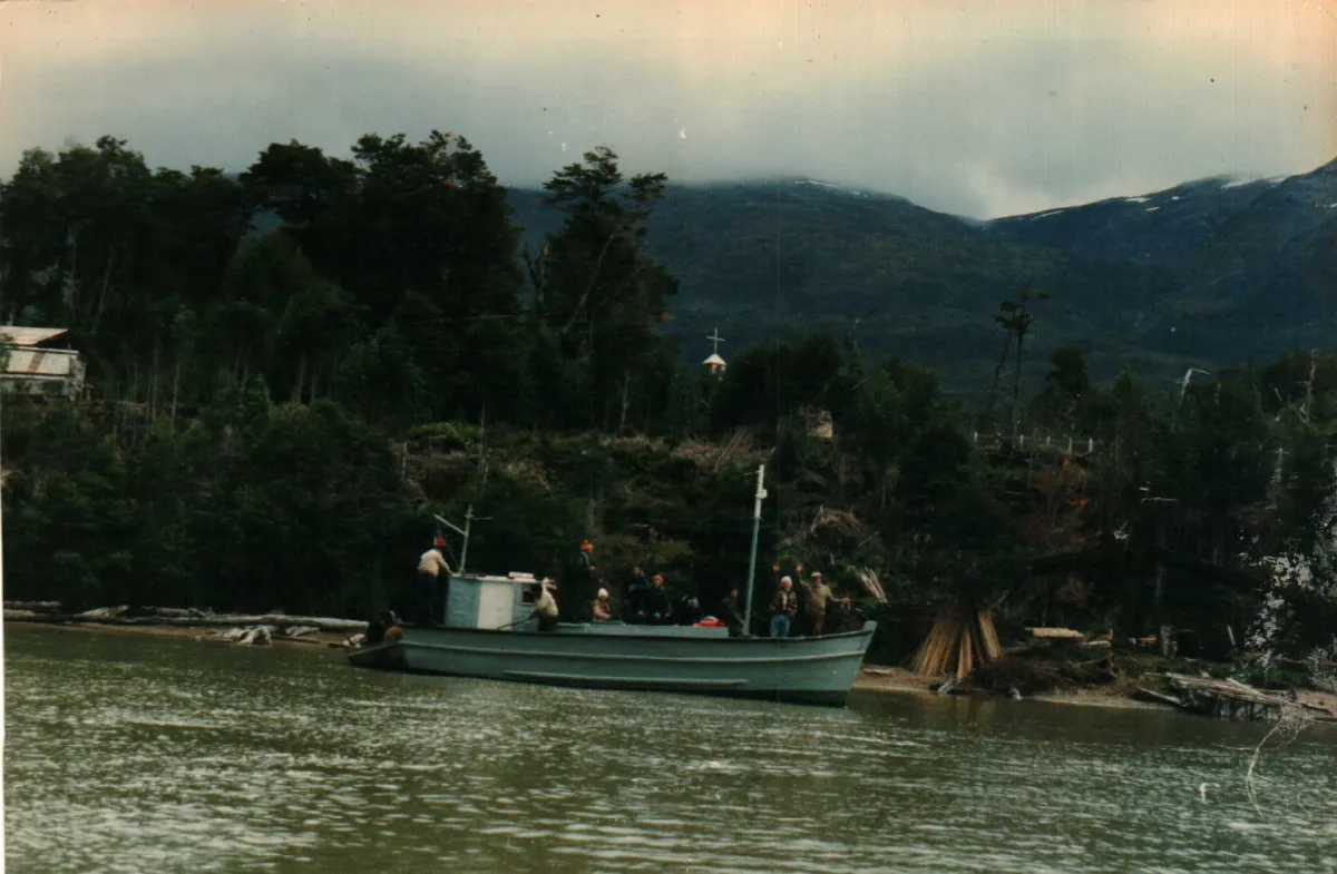 Lancha — Puerto Yungay — 1986 | Chile de Ayer