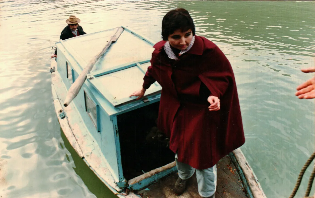Visita de CEMA Chile — Caleta Tortel — 1985 | Chile de Ayer
