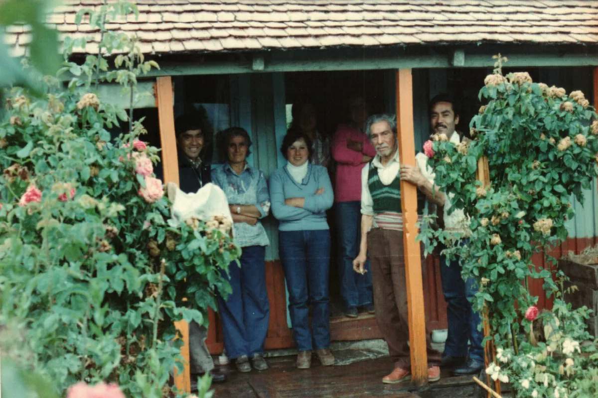Visita e pobladores — Lago Vargas — aprox. 1986 | Chile de Ayer