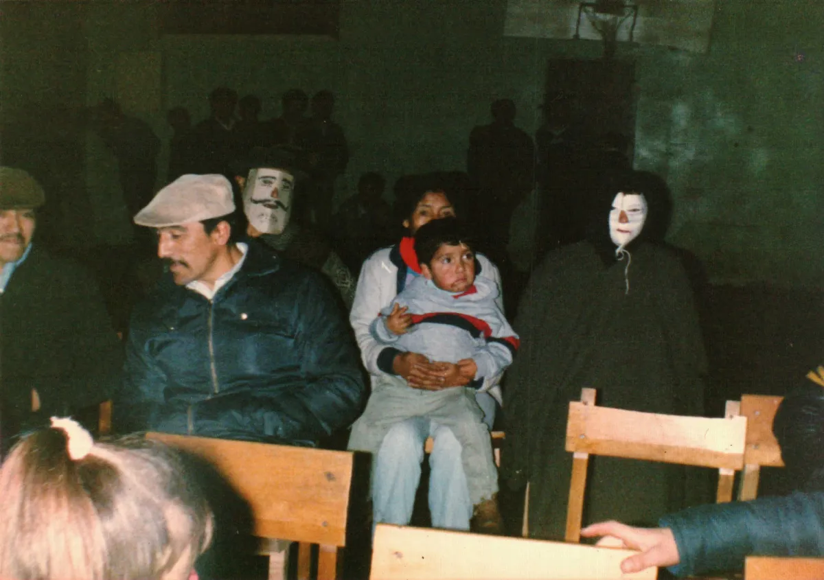 Asistentes acto de aniversario de la escuela — Caleta Tortel — 1988 | Chile de Ayer