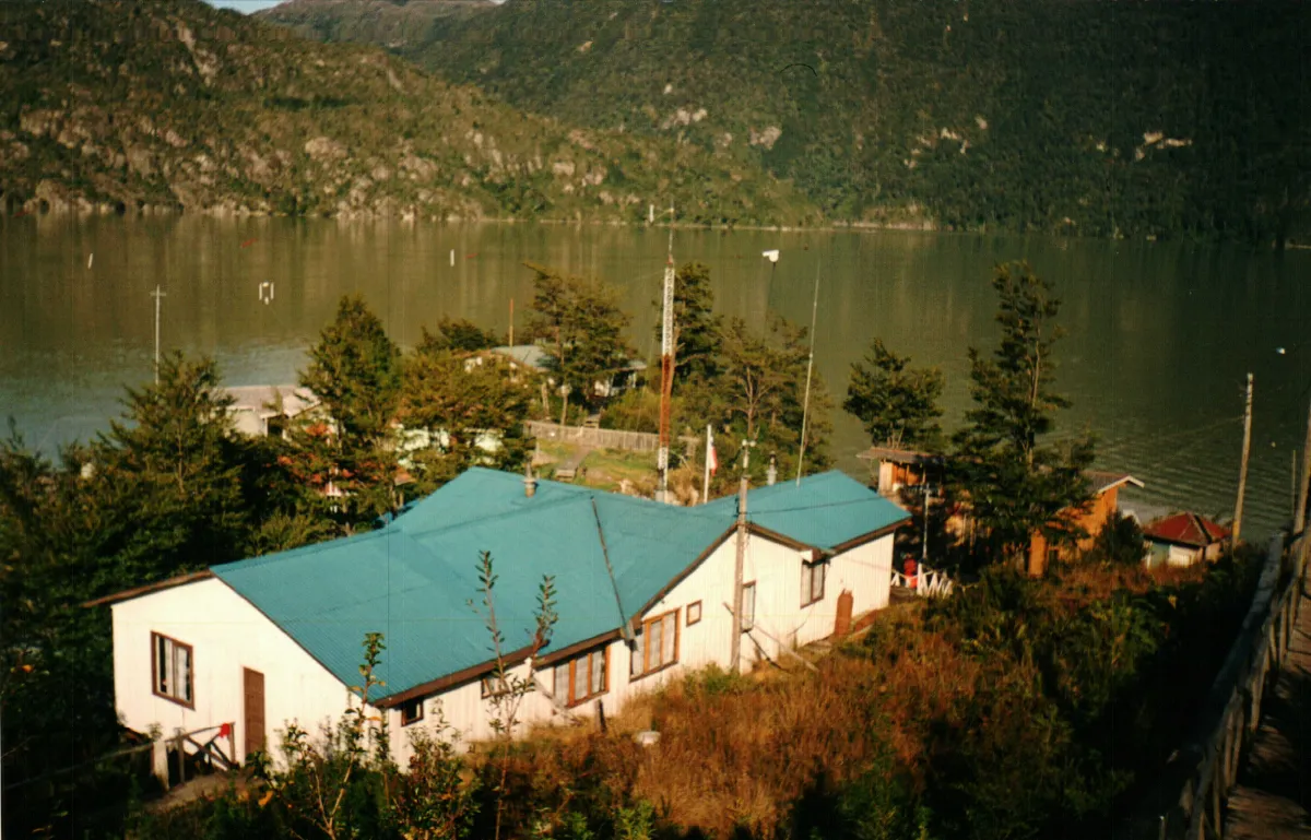 panoramica municipalidad — Caleta Tortel — aprox. 1988 | Chile de Ayer