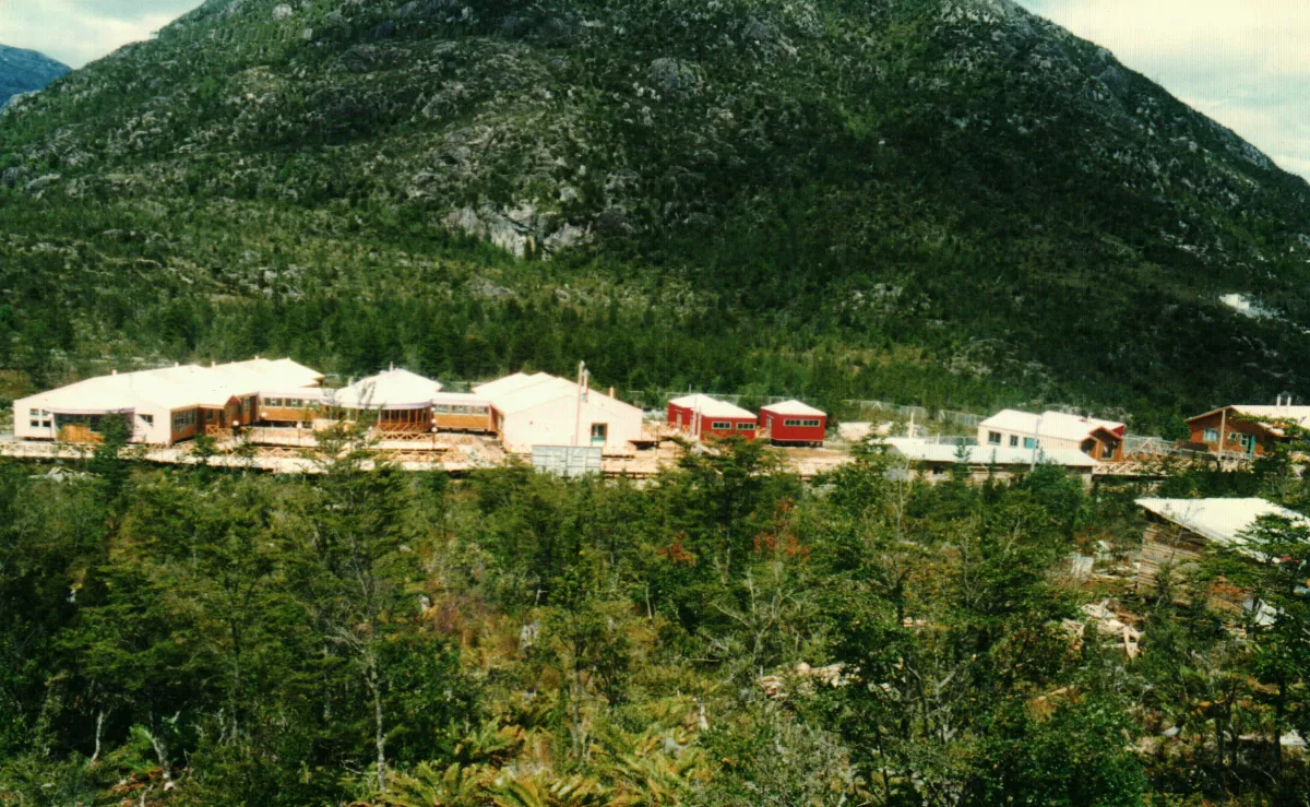 panoramica escuela — Caleta Tortel — aprox. 1998 | Chile de Ayer