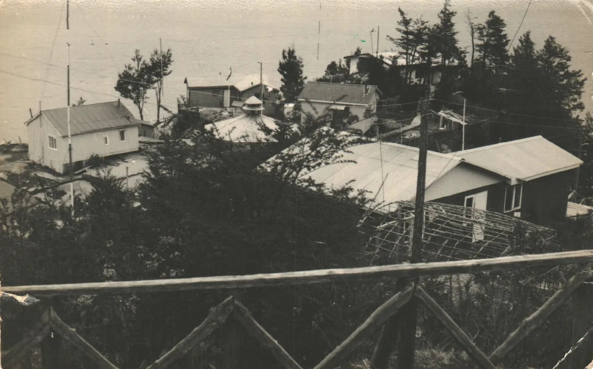 Vista municipalidad — Caleta Tortel — 1982 | Chile de Ayer