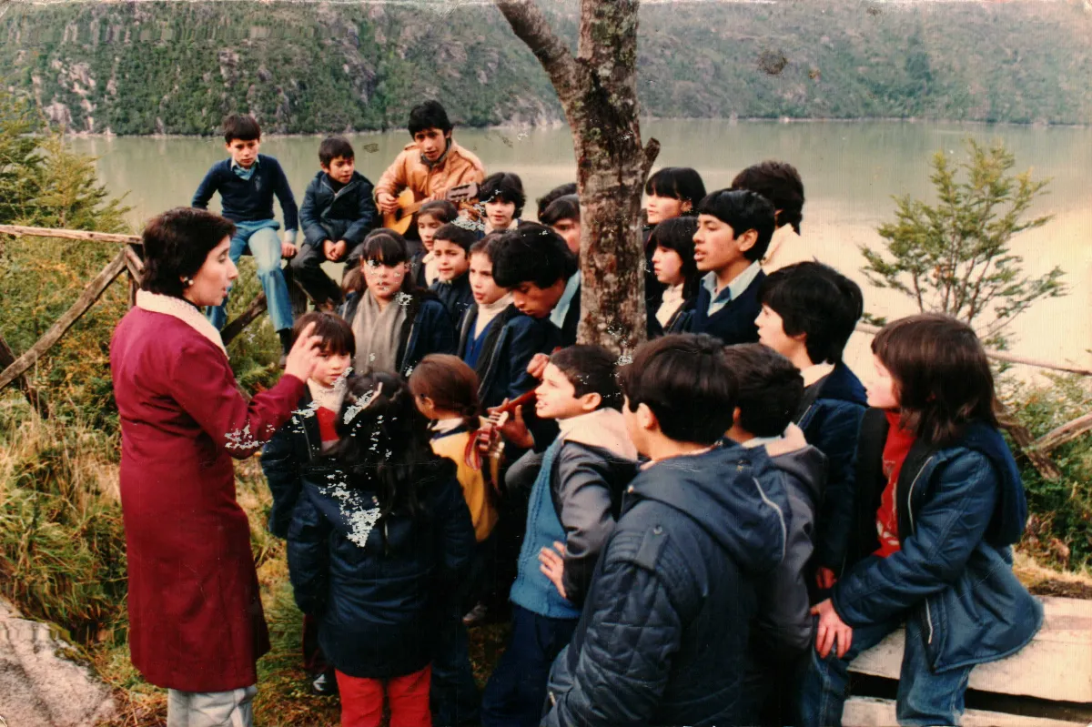 Coro de la escuela — Caleta Tortel — 1985 | Chile de Ayer