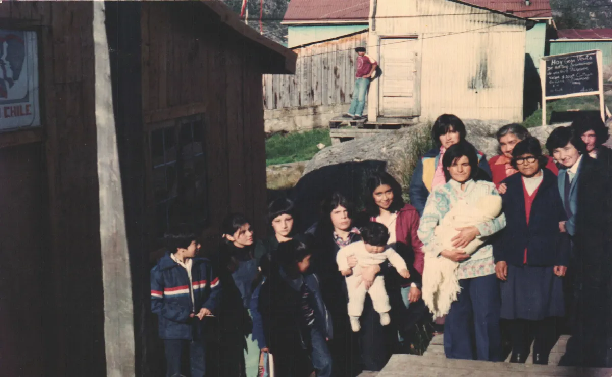 Centro de madres — Caleta Tortel — aprox. 1984 | Chile de Ayer