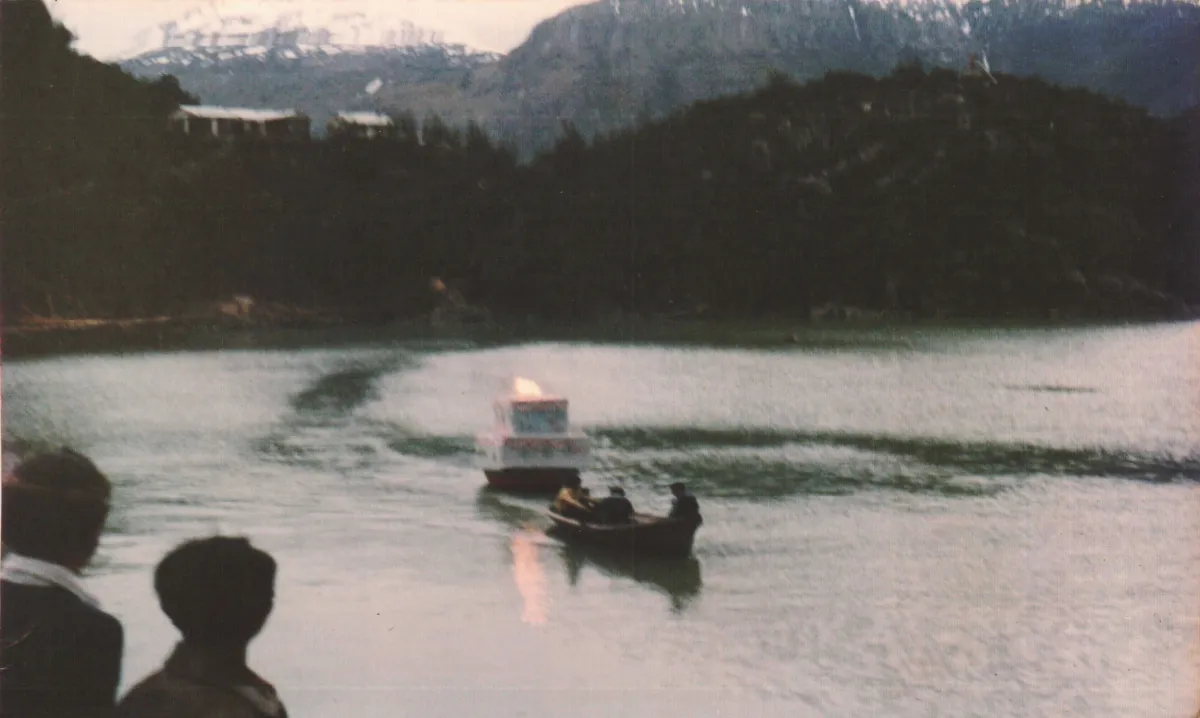 bote alegorico, Aniversario de la escuela — Caleta Tortel — aprox. 1983 | Chile de Ayer