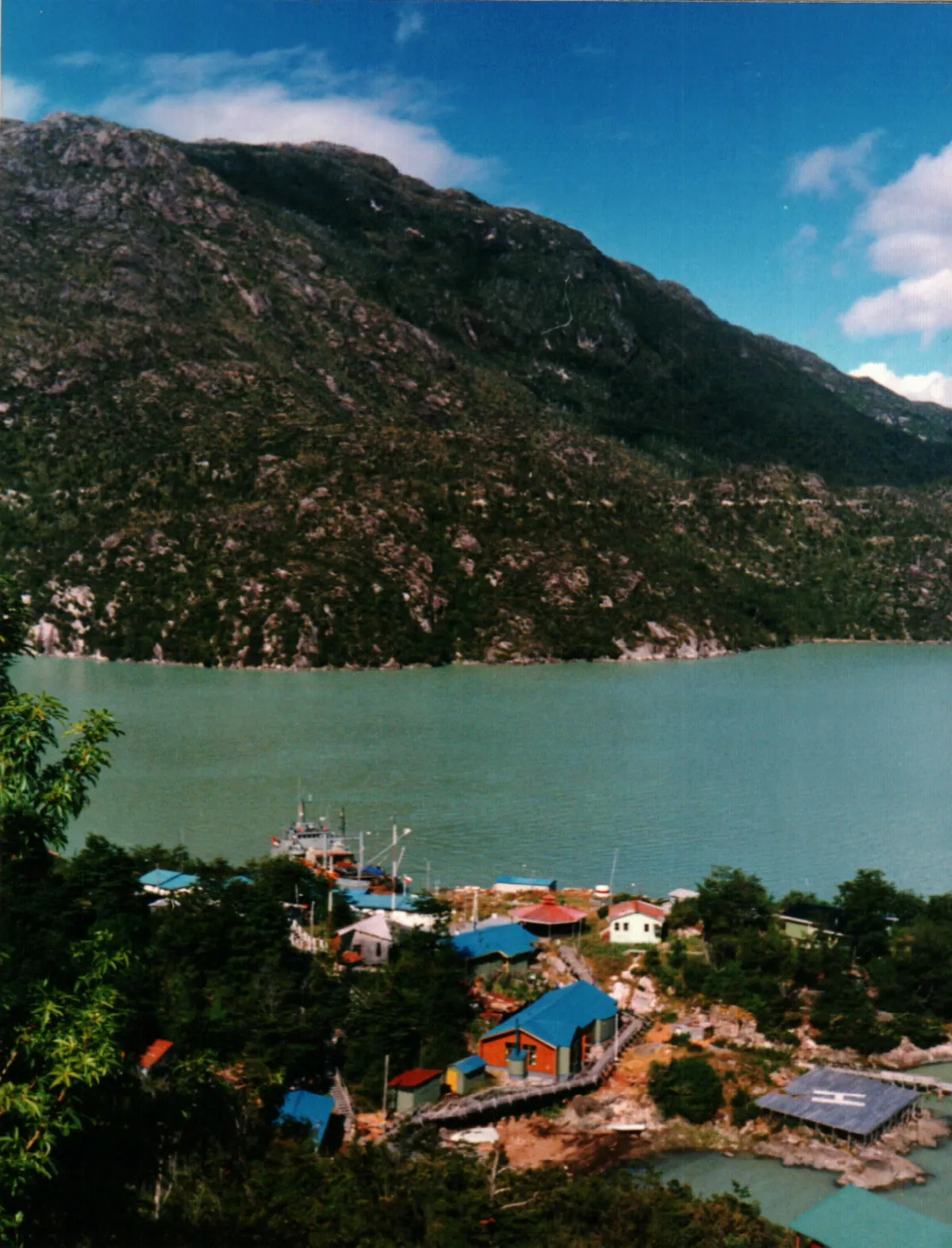 panoramica del centro de tortel — Caleta Tortel — aprox. 2002 | Chile de Ayer