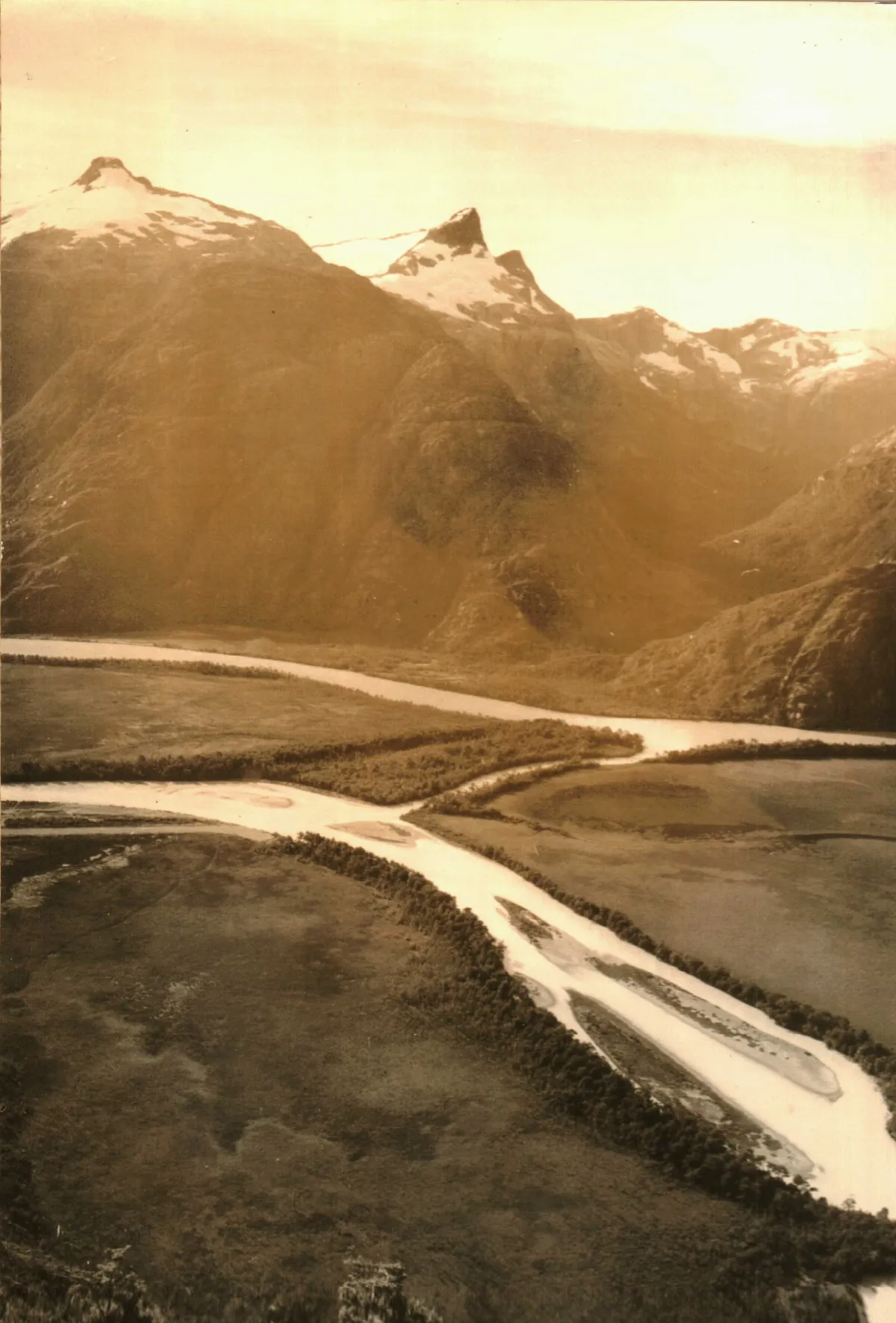 vista aérea rio baker — Caleta Tortel — aprox. 1985 | Chile de Ayer