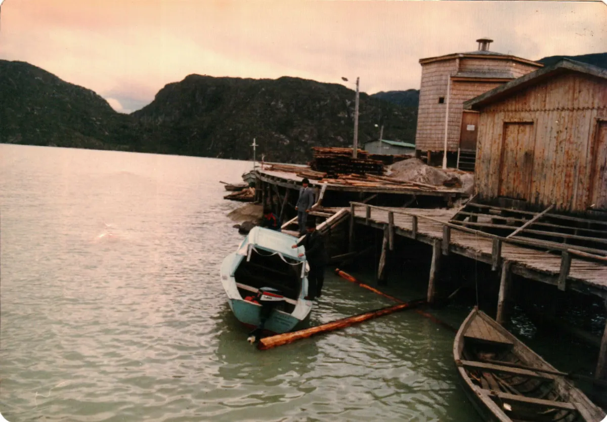 Preparando bote para matrimonio — Caleta Tortel — 1983 | Chile de Ayer