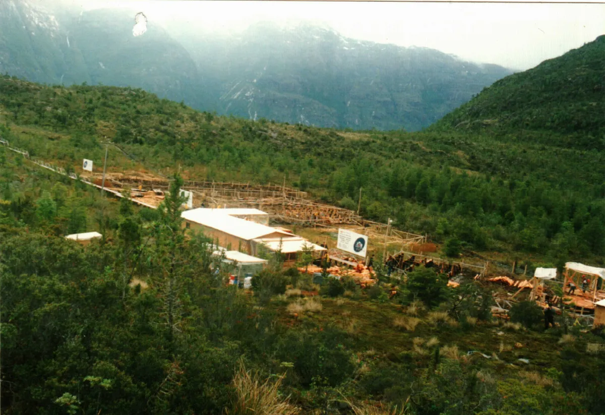 construccion escuela — Caleta Tortel — 1997 | Chile de Ayer