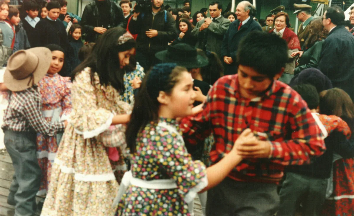 Bailando cueca, visita Presidente Lagos — Caleta Tortel — 2003 | Chile de Ayer