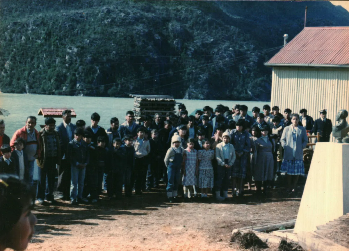 Acto de 21 de mayo, conjunto folclorico CEMITA — Caleta Tortel — 1985 | Chile de Ayer