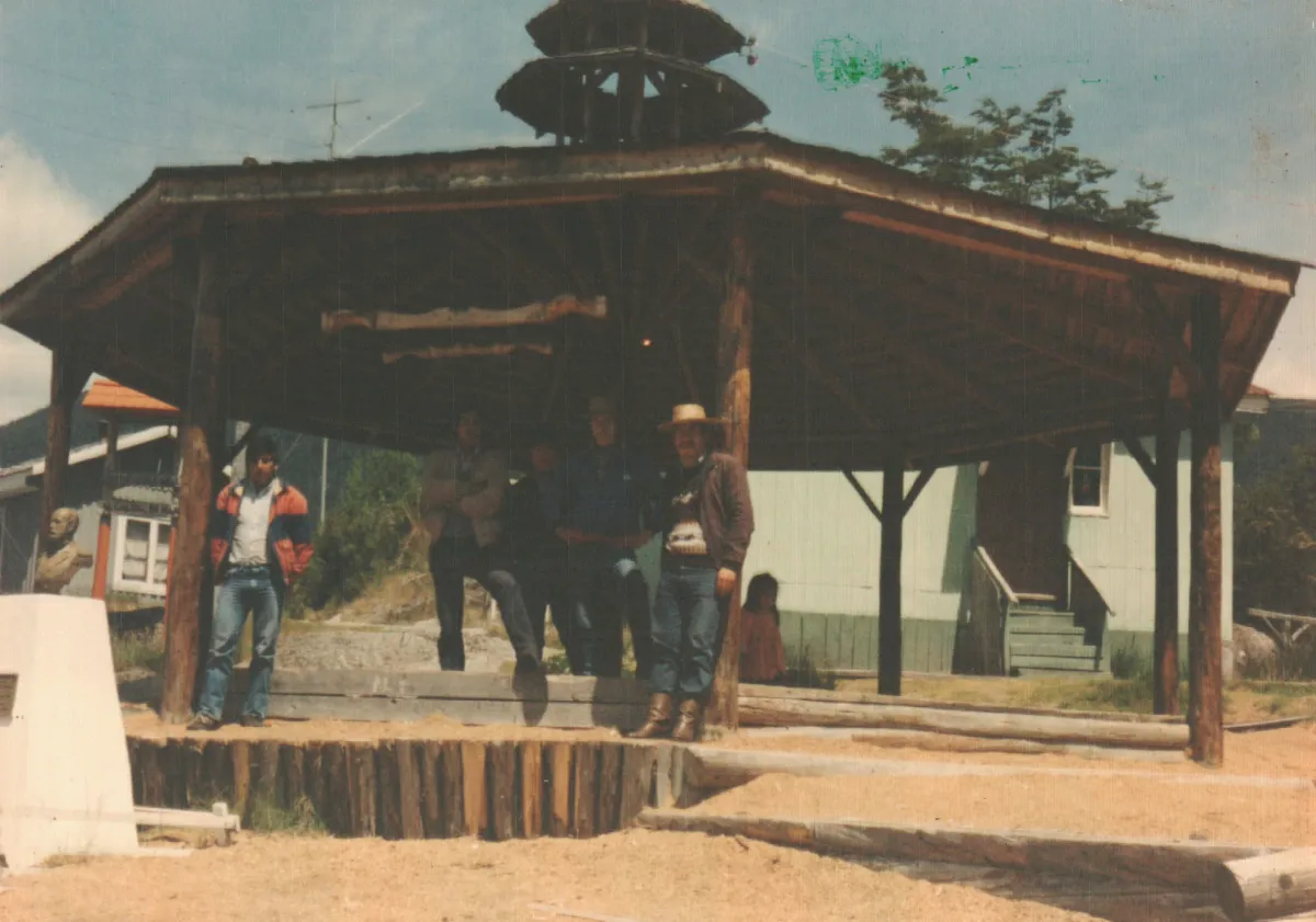 plaza de Tortel — Caleta Tortel — aprox. 1984 | Chile de Ayer