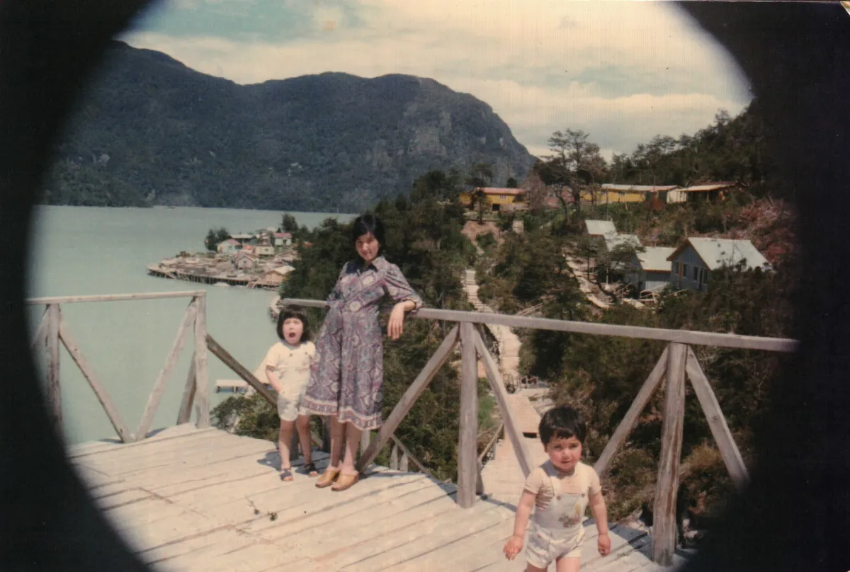 familia — Caleta Tortel — aprox. 1983 | Chile de Ayer
