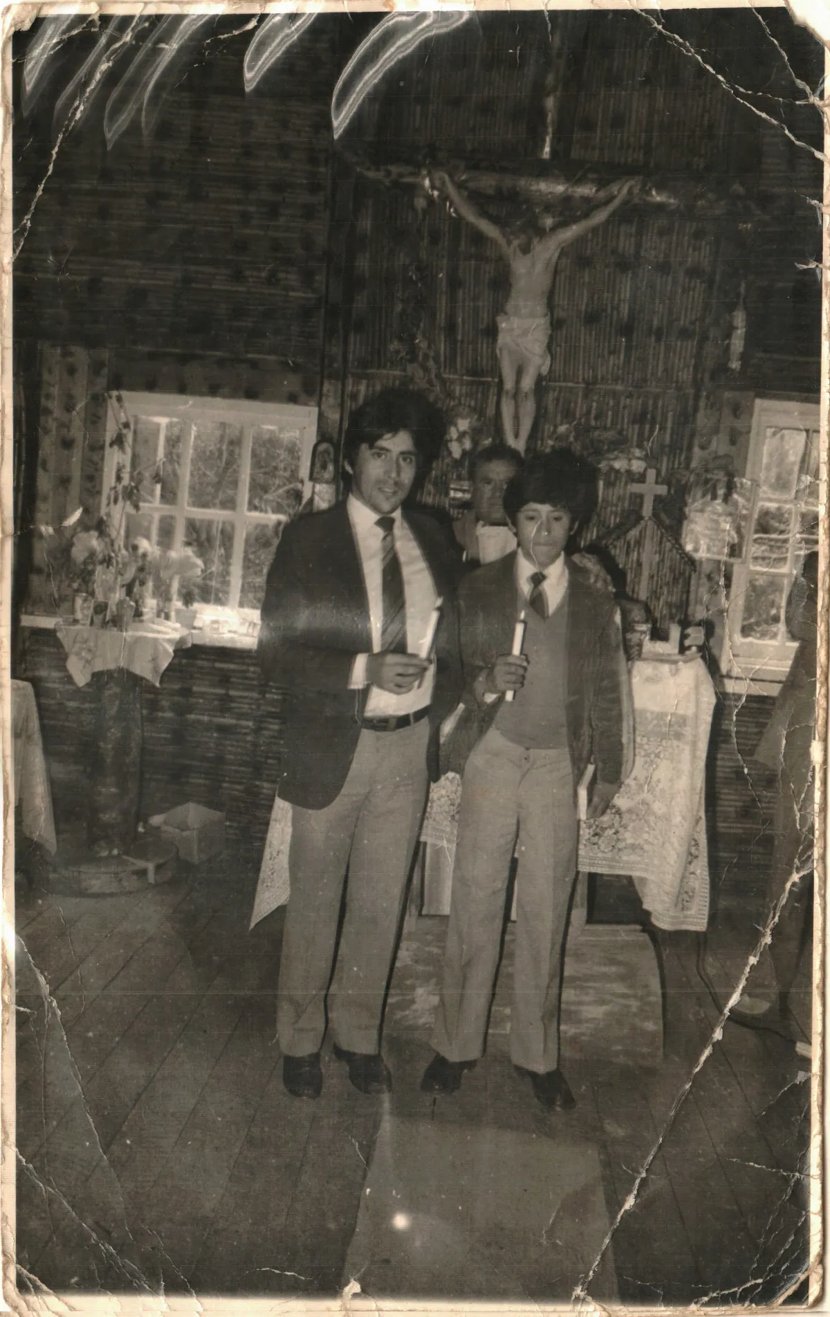 con paradocente, padrino primera comunion — Caleta Tortel — 1985 | Chile de Ayer