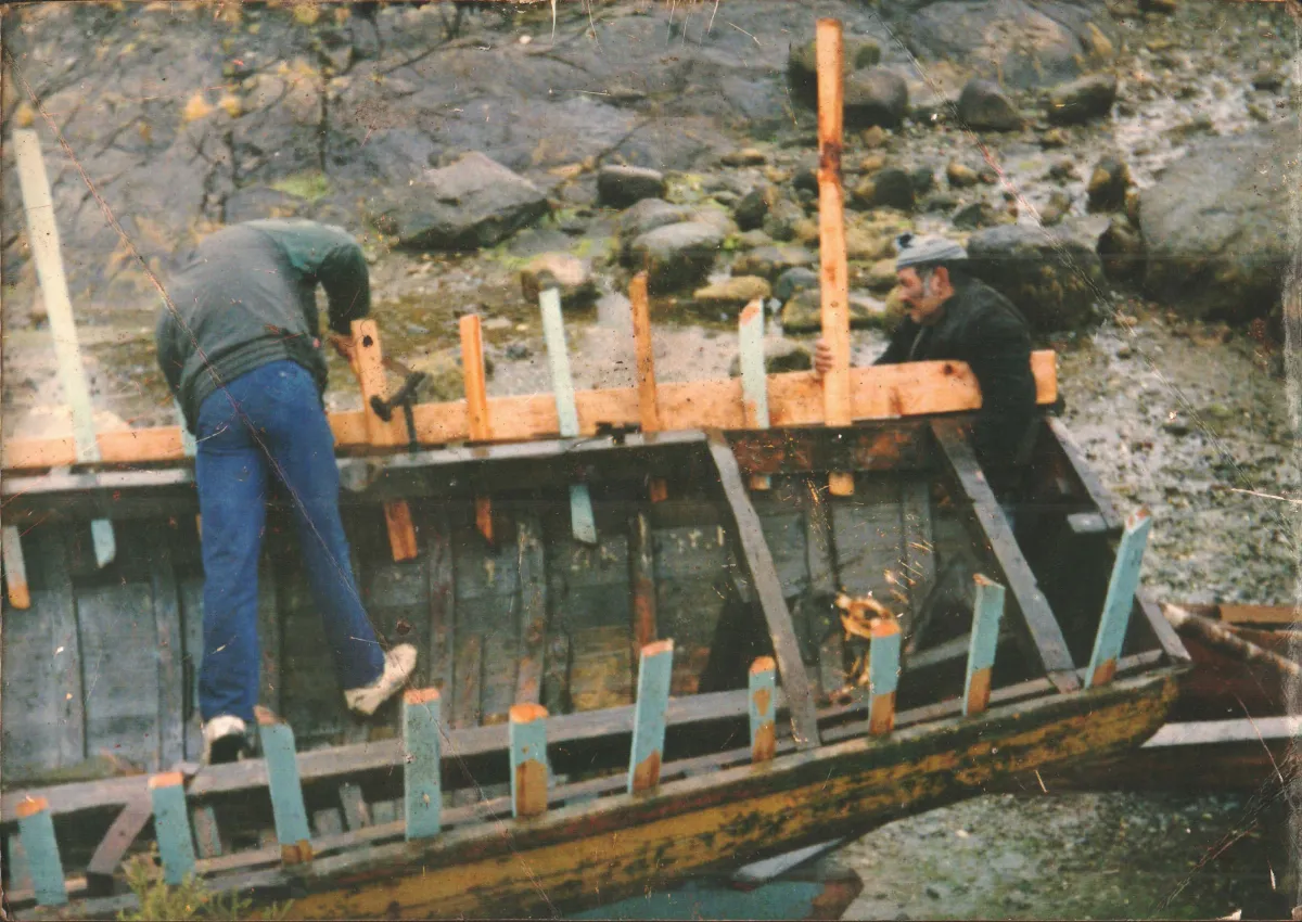 Reparacion Bote de Madera — Caleta Tortel — aprox. 1981 | Chile de Ayer