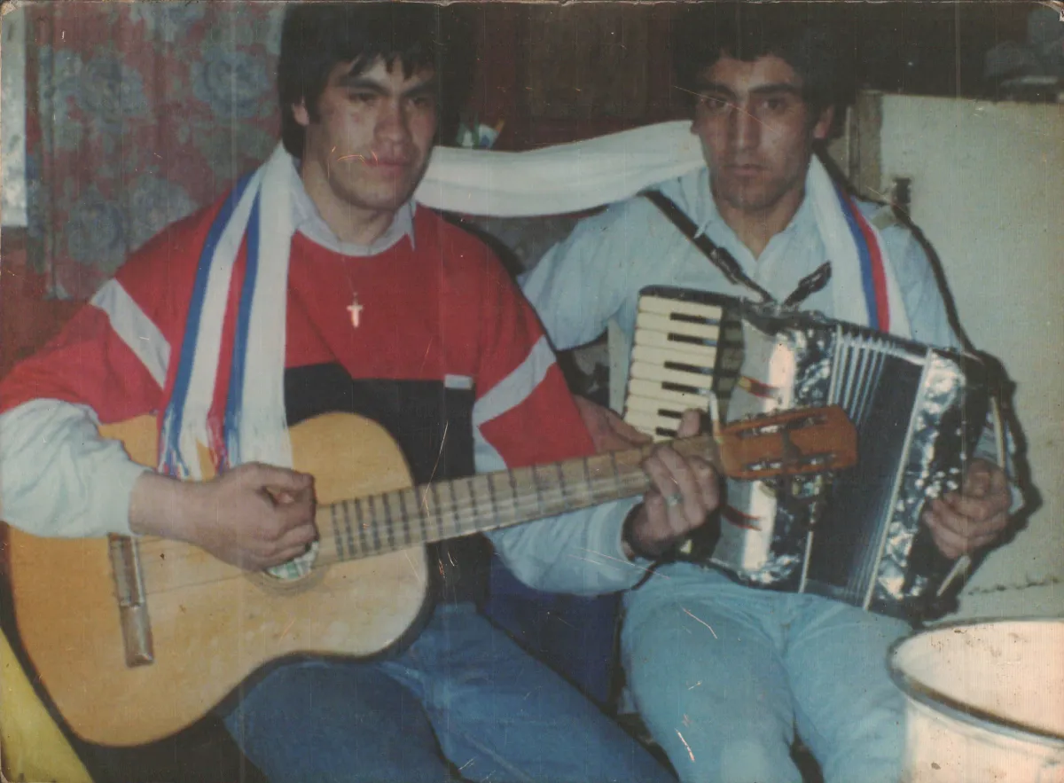 Guitarra y Acordeón — Caleta Tortel — 1981 | Chile de Ayer