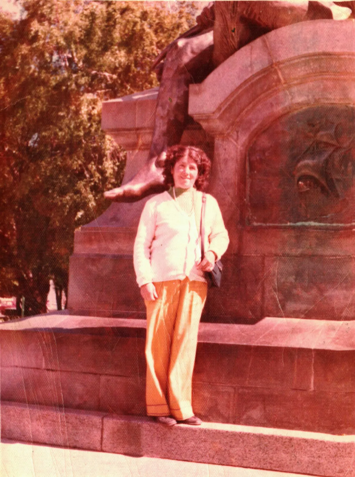 Retrato en plaza de punta arenas. Viaje entrega de postes — Punta Arenas — 1977 | Chile de Ayer