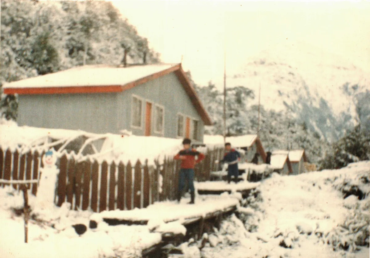 Tortel nevado. Hijo de Sra. Dina — Caleta Tortel — 1987 | Chile de Ayer