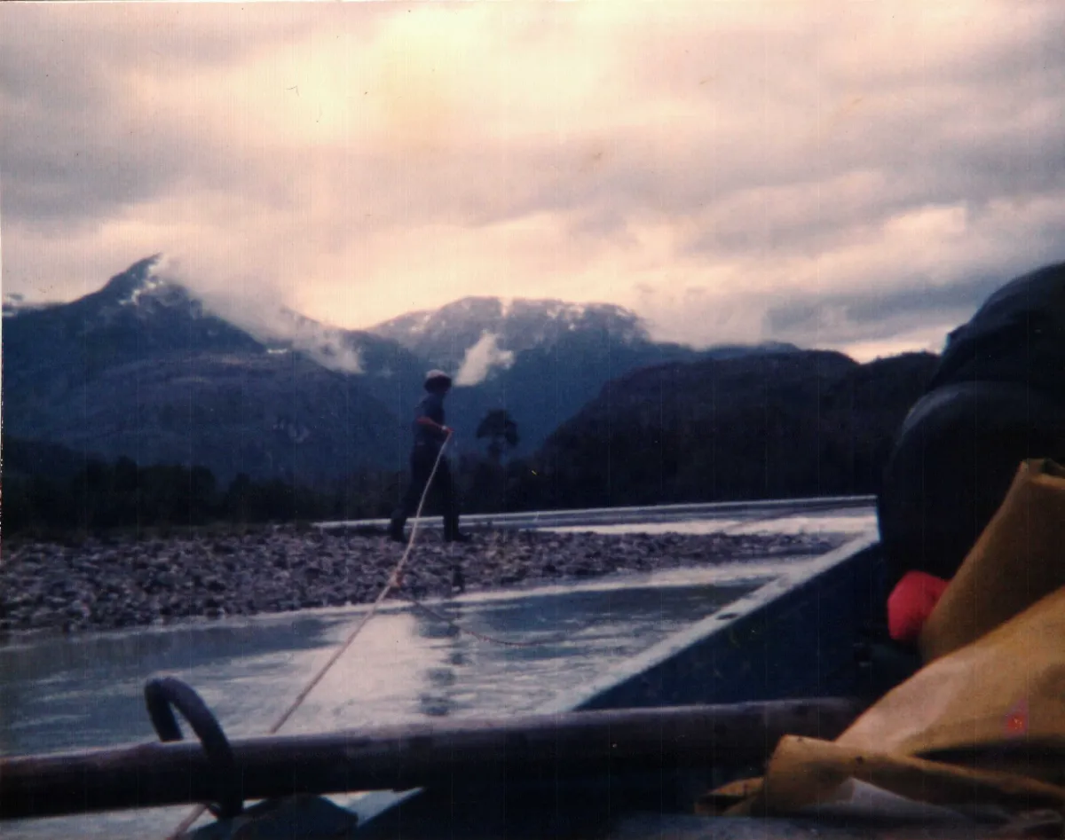 Remolcando bote a la cirga en serctor El Volcan — Caleta Tortel — aprox. 1984 | Chile de Ayer