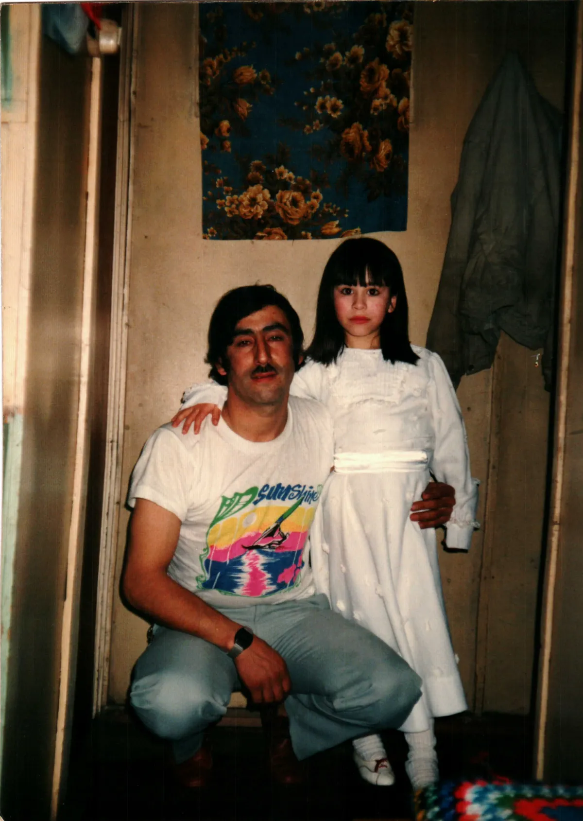 Bautizo. Foto interior en casa Tortel — Caleta Tortel — aprox. 1984 | Chile de Ayer