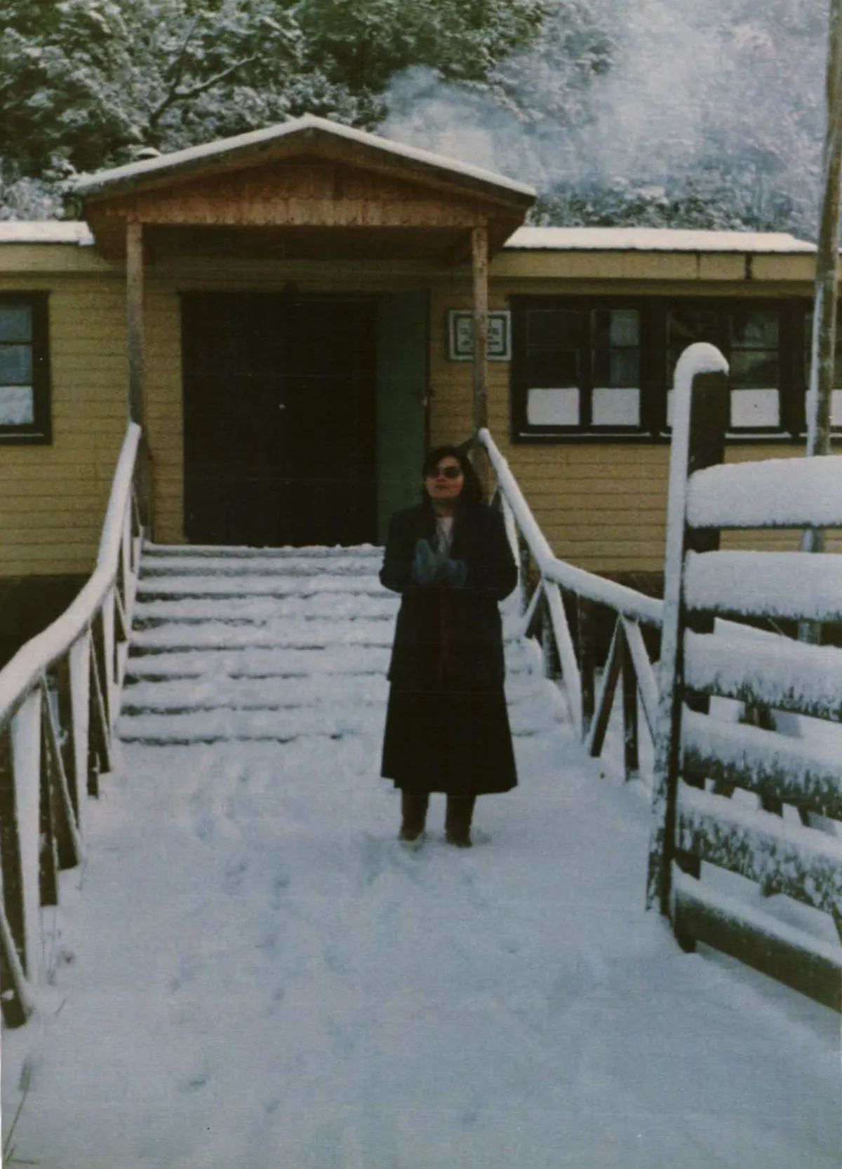 acceso escuela antigua — Caleta Tortel — 1988 | Chile de Ayer