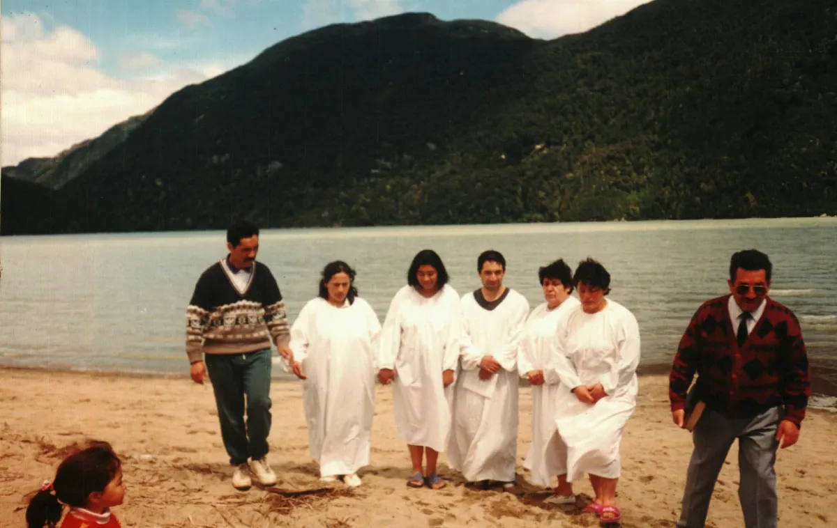 Bautizo Evangelico — Caleta Tortel — aprox. 1996 | Chile de Ayer