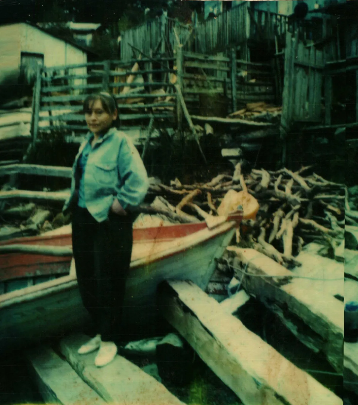 Loida Cruces en sector centro — Caleta Tortel — 1980 | Chile de Ayer
