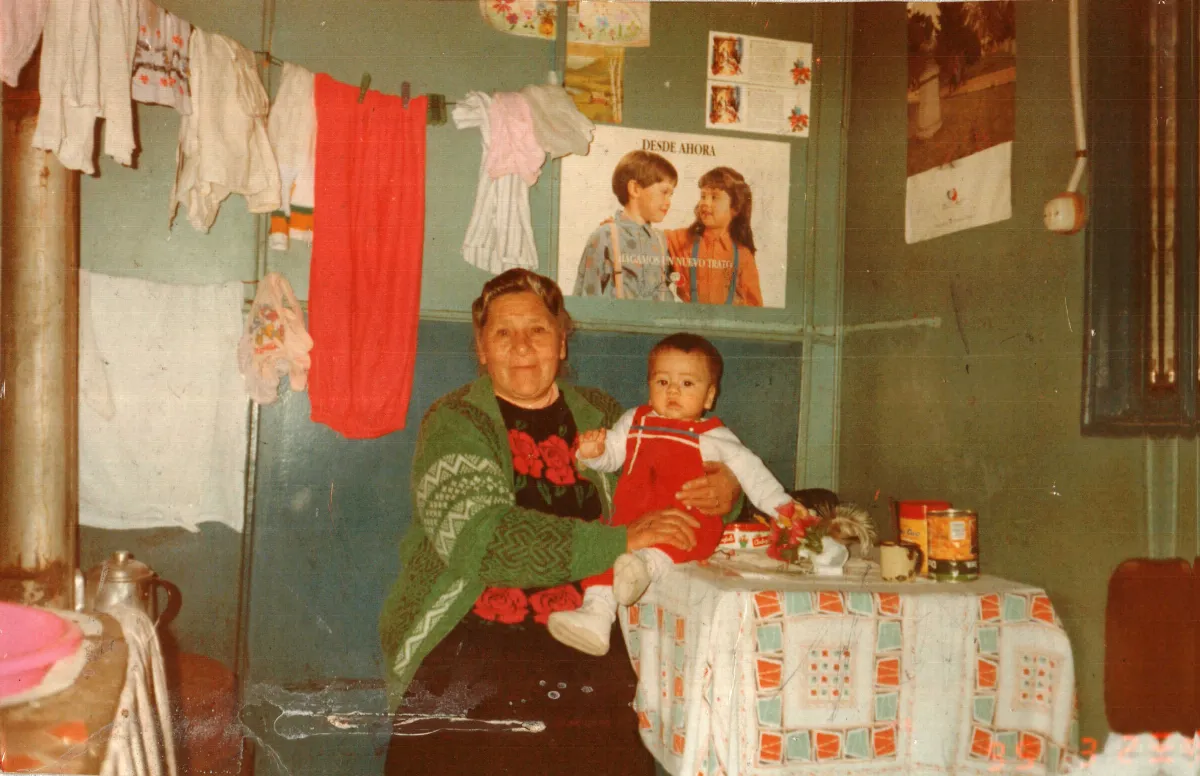 Abuelo con su nieto — Caleta Tortel — 1994 | Chile de Ayer