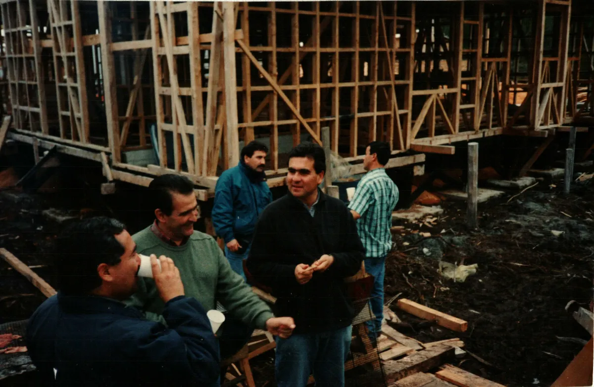 Construccion escuela nueva — Caleta Tortel — 1996 | Chile de Ayer