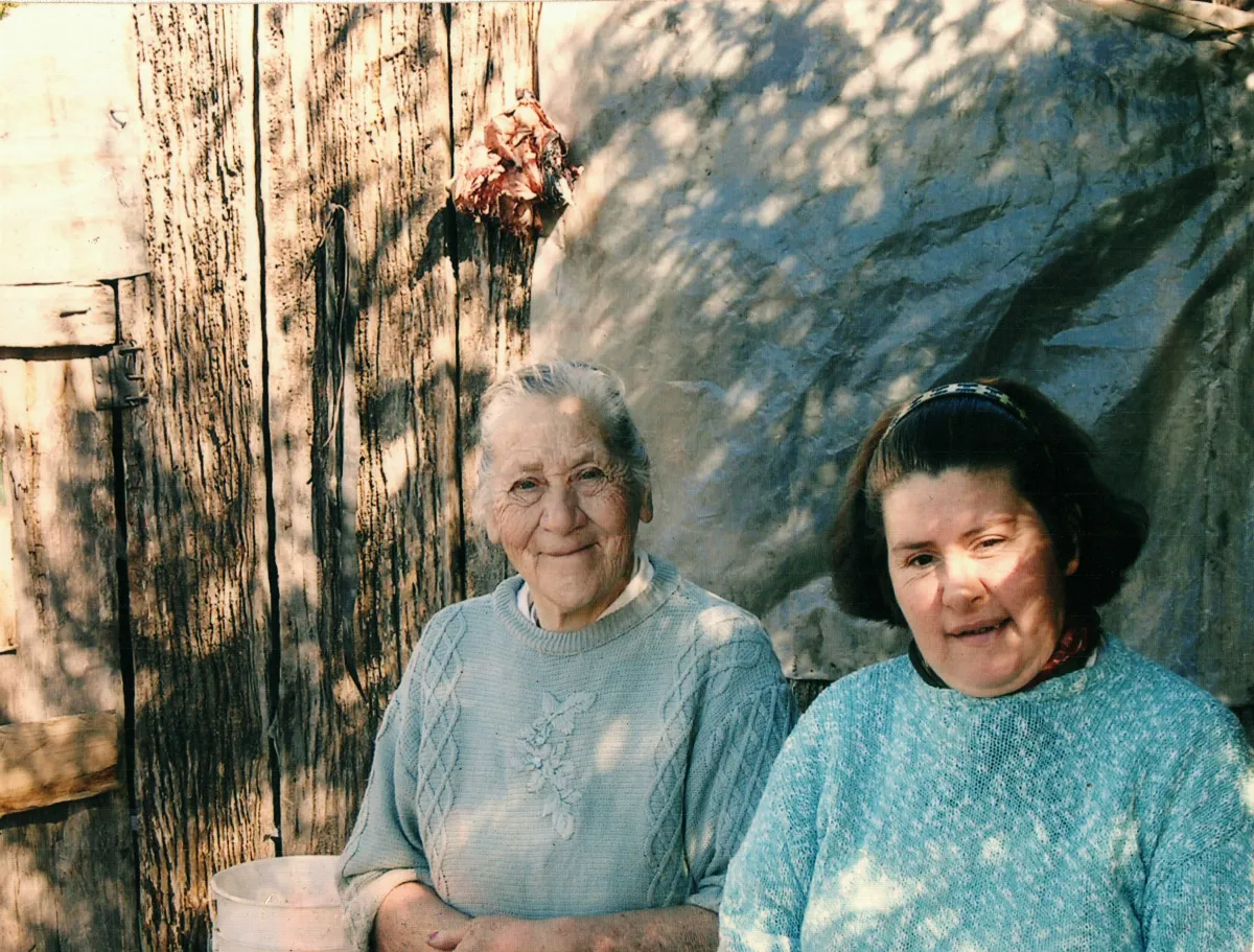 Madre e hija — Caleta Tortel — aprox. 1996 | Chile de Ayer