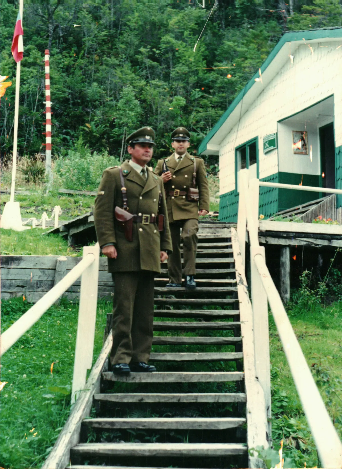 Carabineros — Caleta Tortel — aprox. 1996 | Chile de Ayer