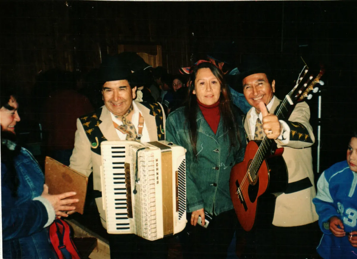 Loida Cruces con Hermanos Bustos — Caleta Tortel — 2006 | Chile de Ayer