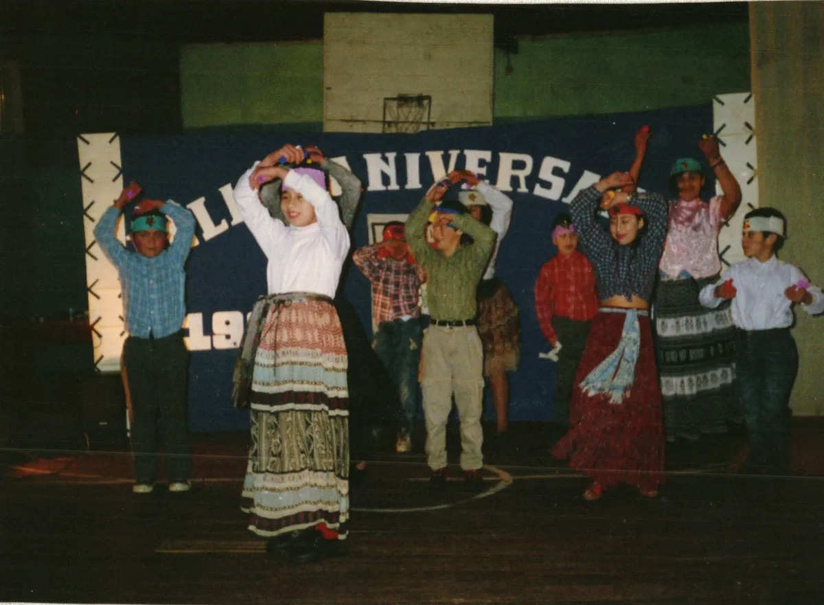 Acto en escuela — Caleta Tortel — 1997 | Chile de Ayer