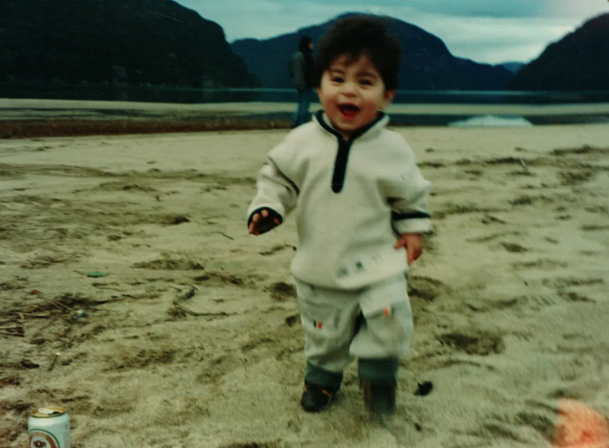 Niño en Playa — Caleta Tortel — 1999 | Chile de Ayer